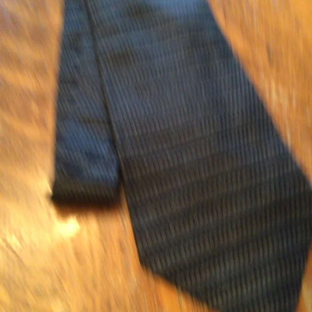 Mens DKNY NWOT Charcoal leaf print 100% silk necktie - Picture 2 of 6